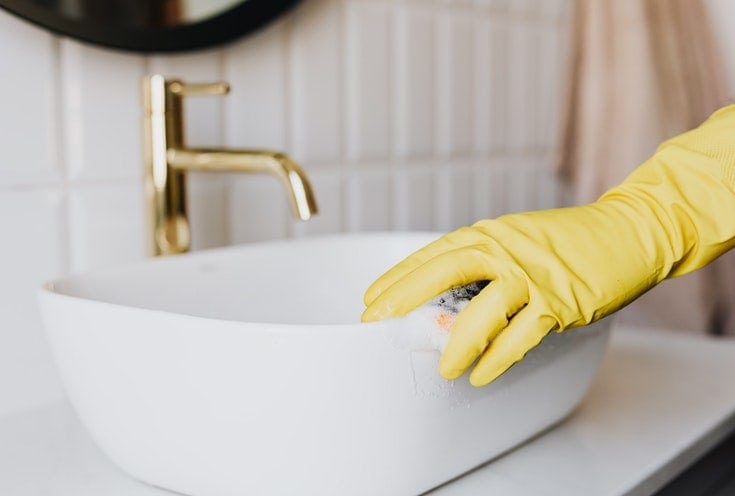 cleaning bathroom sink